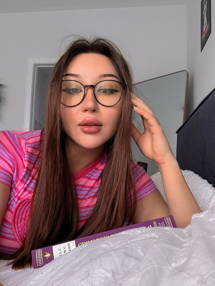 louisavanski's tweet photo. Face or body?🌶️🥰 https://t.co/40pb2sWUqN