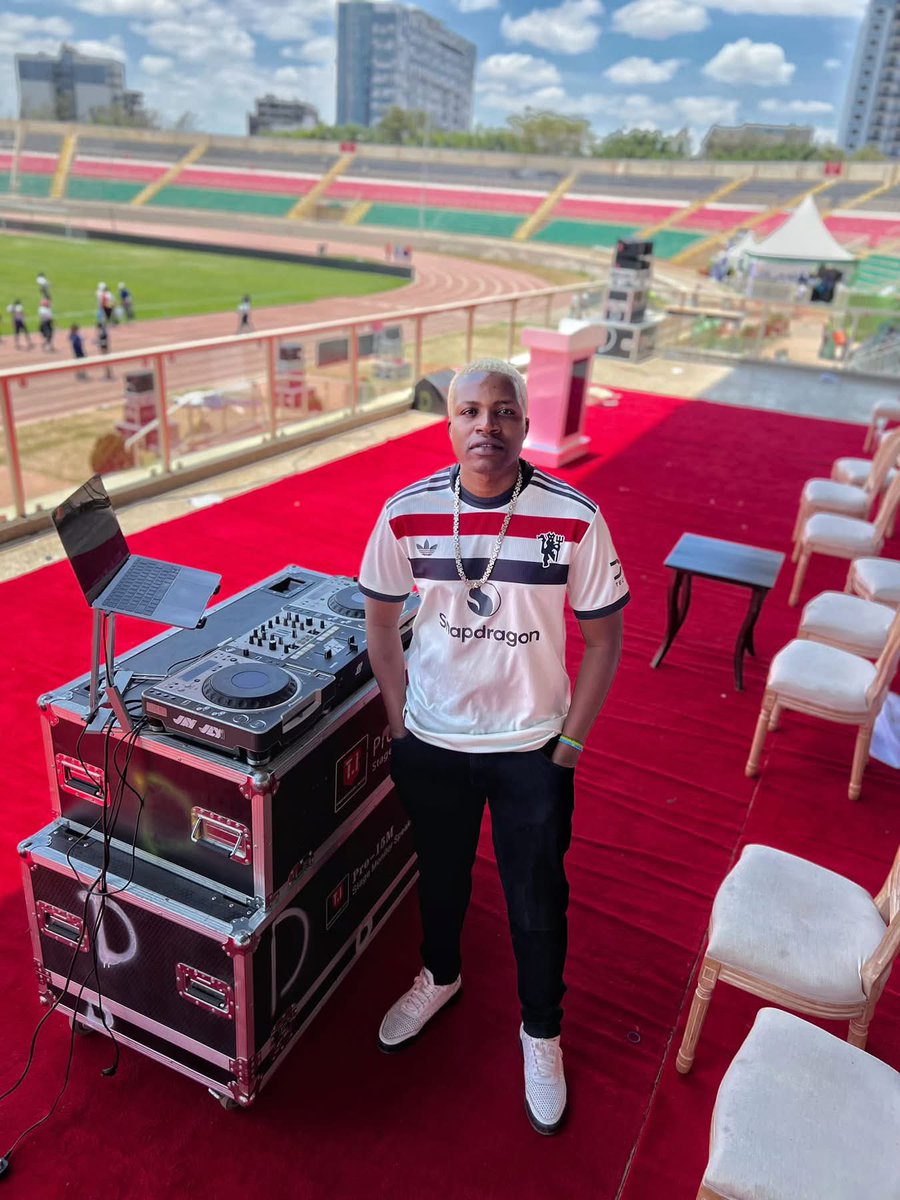 AbalaWilliam's tweet photo. 🚨If the DJ at Nyayo Stadium can’t even buy Harambee Stars merchandise when the jerseys are available across East West fashion stores, then maybe he should stick to deejaying in clubs where they spend the night watching Manchester United. 😂
Huyu atatoka siaka https://t.co/iE0TsjMGiX