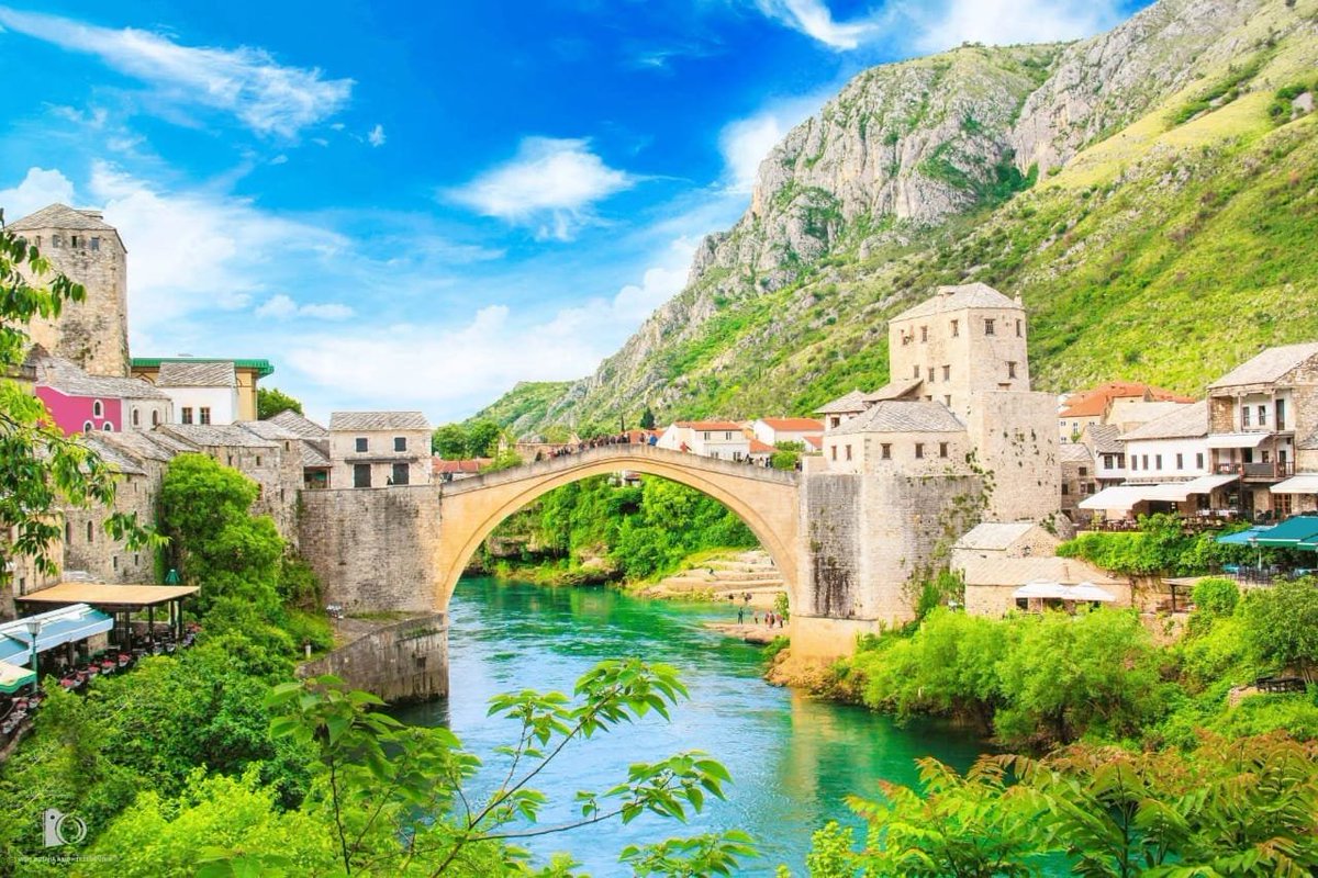 wahaot's tweet photo. Mostar se ne gleda samo očima – on se osjeća srcem. 💚 Od smaragdne Neretve do velelepnog Starog mosta, ovaj grad odiše dušom, historijom i toplinom. Mjesto kojem se uvijek iznova vraćamo🇧🇦
​#Mostar #StariMost #Neretva https://t.co/CqjWac8Bpz