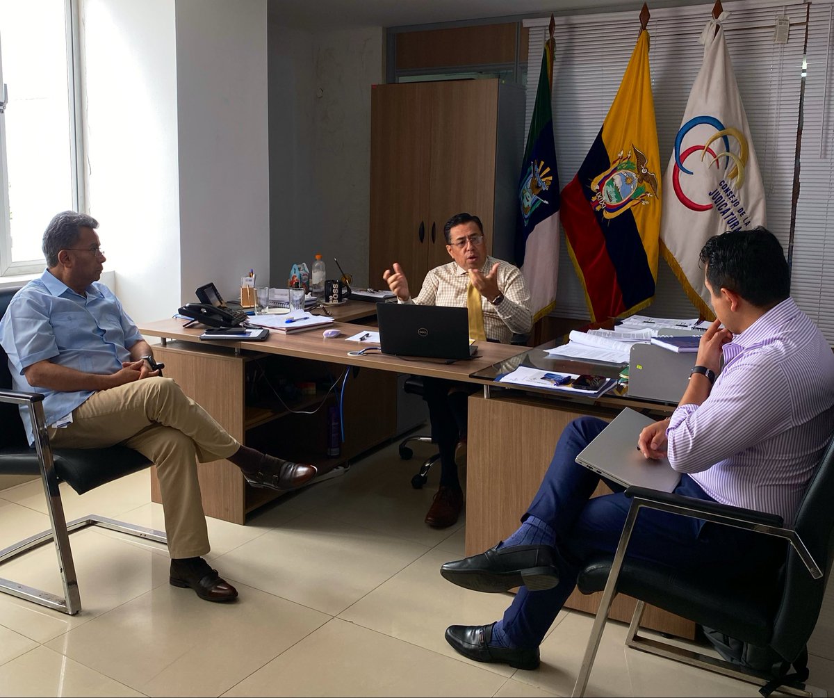 StaElenaCJ's tweet photo. ⚖️ ¡Cero tolerancia a la corrupción! El Dir. Eduardo Moreira te recuerda nuestros canales oficiales de denuncia: 📞 1800-872677 📧 transparencia@funcionjudicial.gob.ec 💻https://t.co/OgFrftCykW
📍Ventanillas @StaElenaCJ #JusticiaConIndependenciaCJ https://t.co/bcyZefDCNC