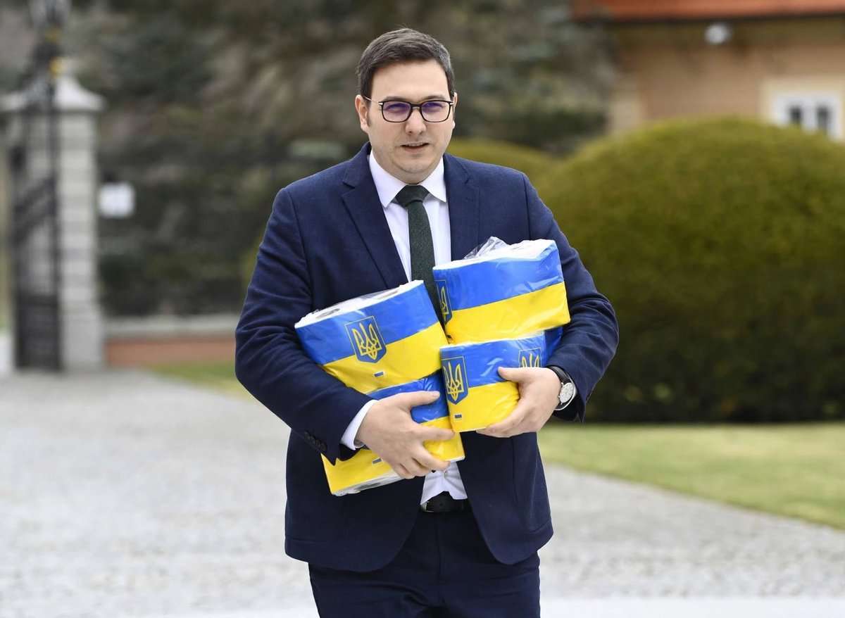 bambibella667's tweet photo. @makupka A to se najdou v ODS i takový soudruzi, kteř námí ten papír kradou a to i v ukrajinských vlacích ☝️😂😂🙈 https://t.co/YG3N75s6sl