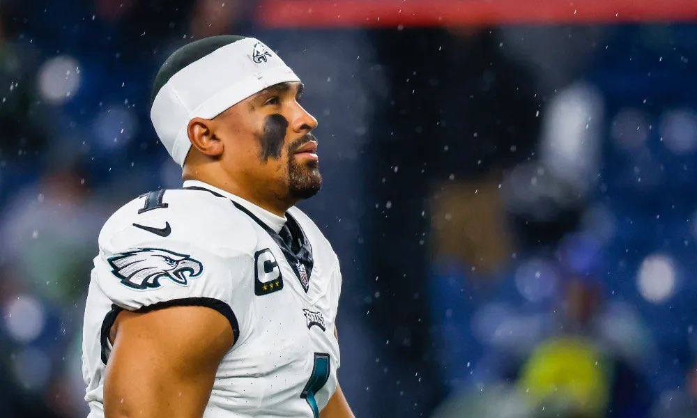 nflrums's tweet photo. 🚨#Eagles Jalen Hurts has thrown for 300+ passing yards ONE TIME in his last 32 games. https://t.co/qApj8E7Ms0