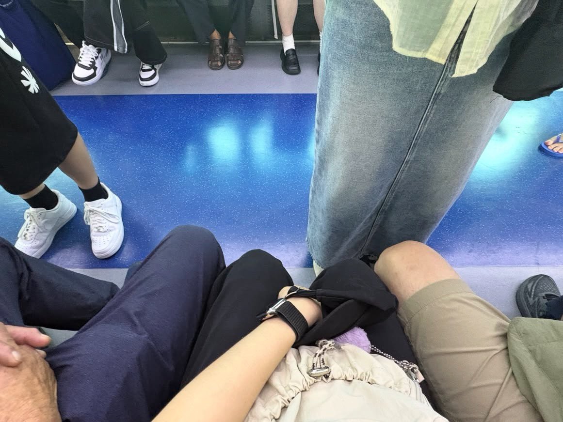 brandnewnox's tweet photo. คนอีกประเภทที่น่ารำคาญ ไม่สนสี่สนแปดนั่งอ้าขาเหมือนพ่อซื้อที่นั่งไว้ให้นั่งคนเดียว เจอแบบนี้ทำไงกัน?? https://t.co/0CE1OQHQav