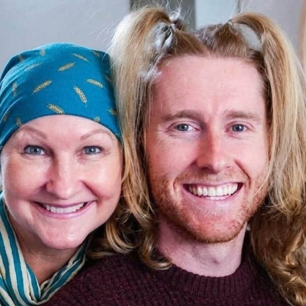 EnsedeCiencia's tweet photo. Matt dejó crecer su cabello durante 2 años y medio para hacerle una peluca a su mamá, Melanie, quien perdió el suyo durante el tratamiento de un tumor cerebral.

Reunió unos 30 cm de cabello y pagó él mismo la elaboración. Un hermoso gesto de amor. https://t.co/aeZQacQvxp