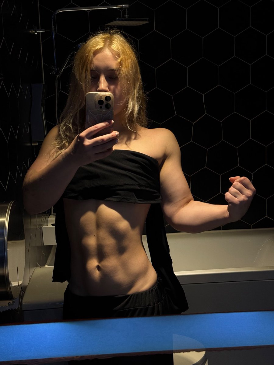 FindomMuscle's tweet photo. At this point you should just hand over every penny u earn to my perfection , I’m sure you know your place like many others who have done so.. https://t.co/VJccfYMZB3