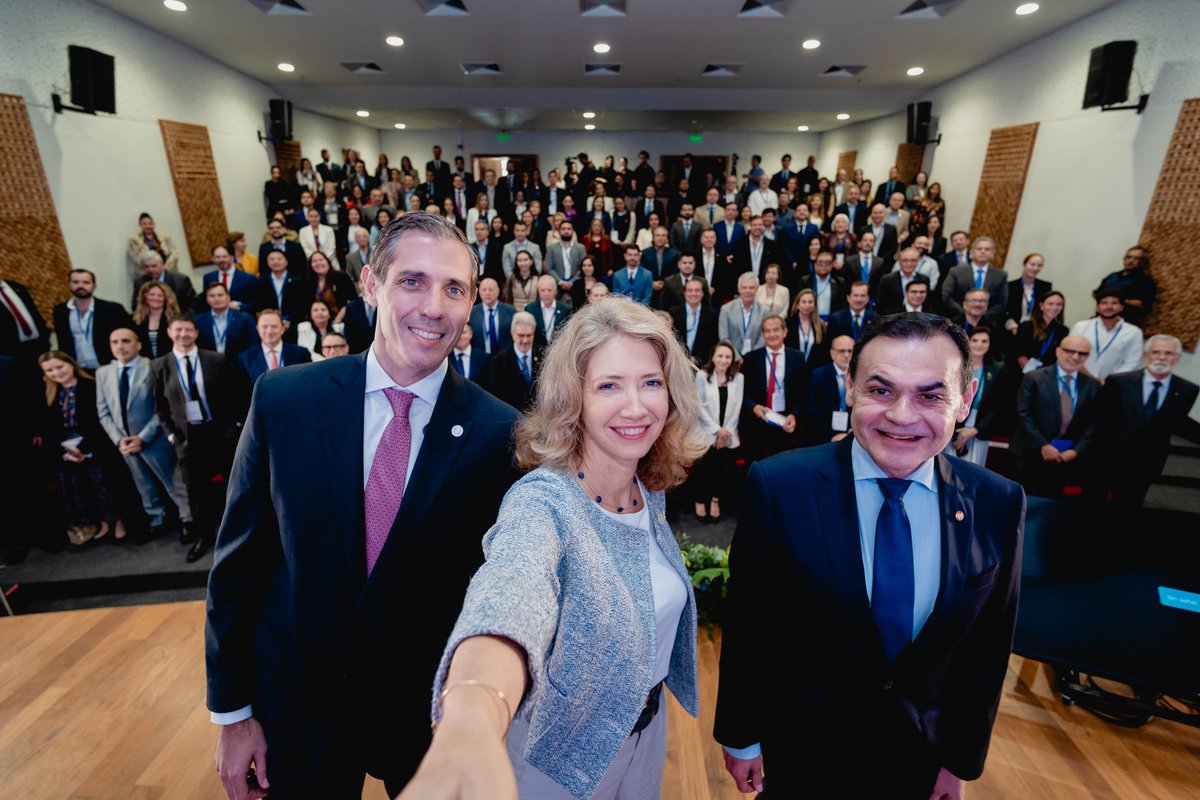 UEmbPy's tweet photo. 🇪🇺🇵🇾 Acuerdo UE – Mercosur: Oportunidades para Paraguay

Hoy conversamos con el Ministro de Relaciones Exteriores, @rramirezlezcano  y el Ministro de Industria y Comercio, @mriquelme1 sobre las oportunidades que abre el Acuerdo UE-Mercosur. 

Destaqué nuestro compromiso para seguir apoyando al sector público y privado en aprovechar al máximo los beneficios del Acuerdo: hay interés, hay ambición y hay voluntad de construir nuevas relaciones comerciales.

El evento fue organizado por la @UEenParaguay, @mreparaguay, @MIC_PY, @REDIEXParaguay, con el apoyo de la @UIP_py y la @CNCSP .

#UEenParaguay #UEMercosur