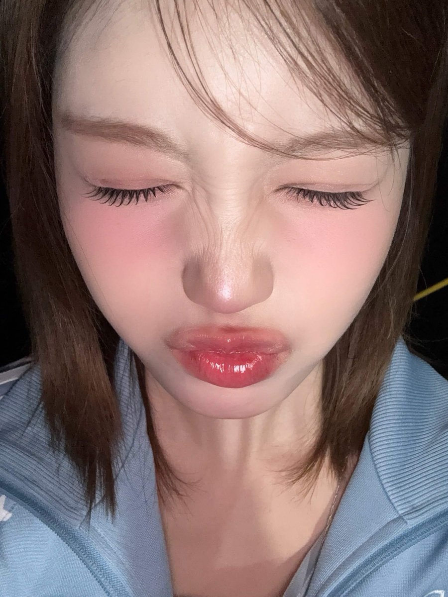 iznaplusit's tweet photo. ✉️ Naya hai ricevuto un messaggio da 🐰

#izna #이즈나 https://t.co/f33KegwzMX