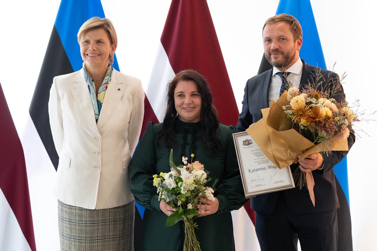 Latvian_MFA's tweet photo. The Foreign Ministers of Latvia and Estonia, @Braze_Baiba and @Tsahkna, presented the annual Language Promotion Award 🇱🇻🇪🇪

👏 Congratulations to this year’s laureate, Katarina Magere, an Estonian language teacher at Riga Estonian Elementary School, for her contribution to the education and development of students through teaching the Estonian language and literature and helping them learn about Estonian culture and traditions.

Together, we strengthen the languages, cultures and friendship of Latvia and Estonia. Koos oleme tugevamad!

🔗 Read more: https://t.co/tKuB485DA5

📸 Photo: Laura Celmiņa, MFA of Latvia