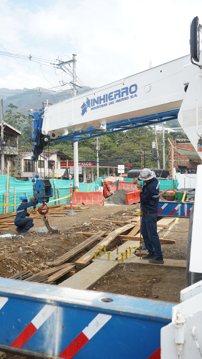 antamanece's tweet photo. La Plaza de Mercado de Copacabana se transforma.
La obra alcanza un 15,8 % de avance, con 30 pilas de cimentación construidas y cerca de 28 toneladas de estructura metálica instaladas.

También se adelanta la ejecución de tanques, redes hidrosanitarias y eléctricas.

#DESur ejecuta la renovación de este espacio para que comerciantes y comunidad cuenten con un lugar renovado, cómodo y funcional. @Alcaldiacopa 

#Copacabana #SomosPasiónQueTransforma #ad