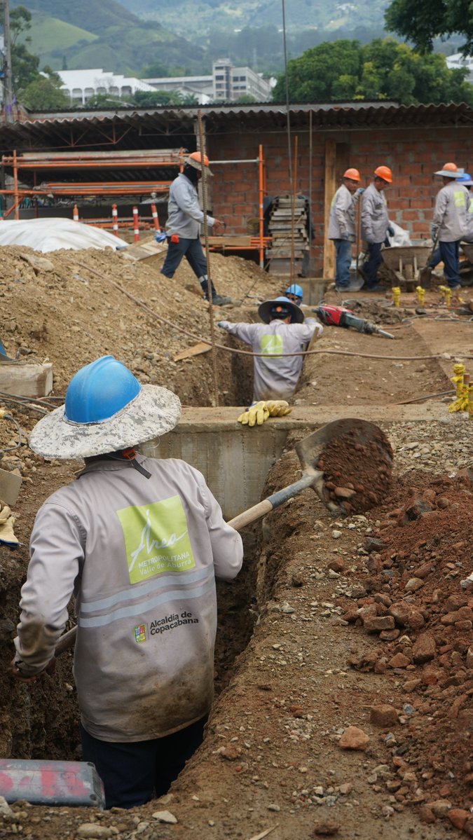 antamanece's tweet photo. La Plaza de Mercado de Copacabana se transforma.
La obra alcanza un 15,8 % de avance, con 30 pilas de cimentación construidas y cerca de 28 toneladas de estructura metálica instaladas.

También se adelanta la ejecución de tanques, redes hidrosanitarias y eléctricas.

#DESur ejecuta la renovación de este espacio para que comerciantes y comunidad cuenten con un lugar renovado, cómodo y funcional. @Alcaldiacopa 

#Copacabana #SomosPasiónQueTransforma #ad