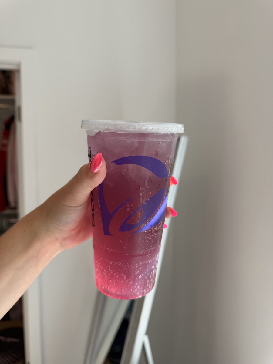 fangirlpiper's tweet photo. what I ordered vs what I got LMFAO WHAT THE HELL @tacobell 😭😭 AND IT WONT LET ME GET A REFUND ON UBER EATS IM SO DISAPPOINTED THIS IS NOT PINK OR OLIVIA RODRIGO 😭😭😭😭😭😭😭💔💔💔💔💔💔 #prettypinkbajablast https://t.co/saMitsK7Aq