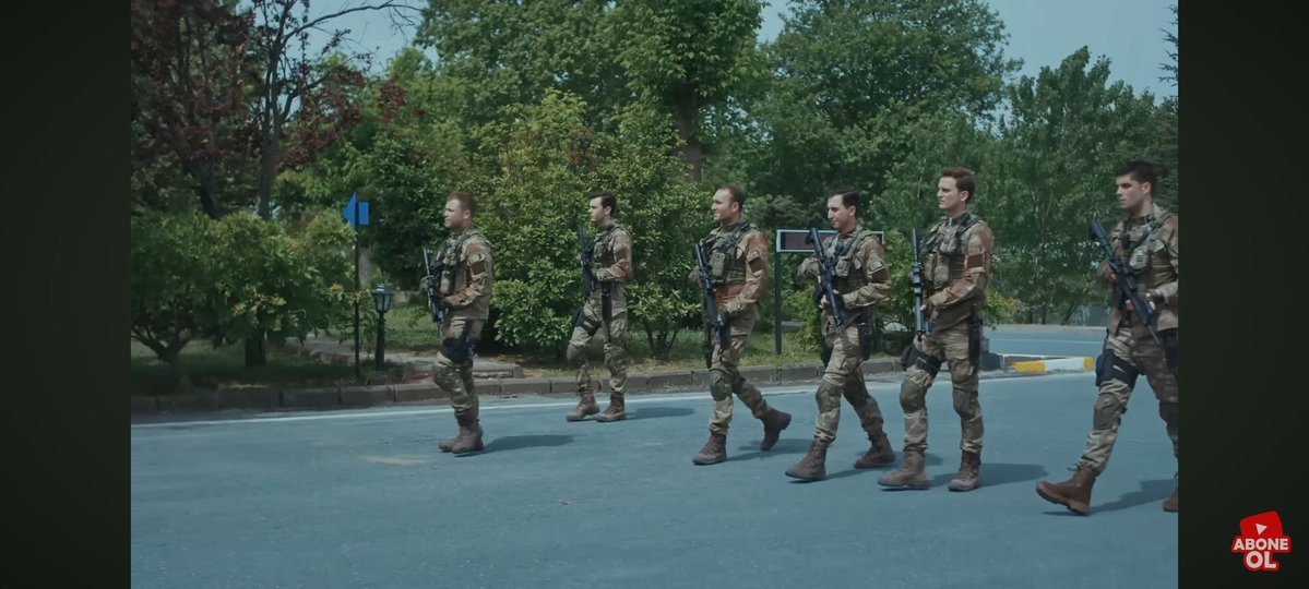Shaden1Shaheen's tweet photo. #yader #denizbaysal #TolgaSarıtaş بحب هذا المشهد لأن هذا الثنائي يختلف عن بقية الثنائيات؛ لمت الآخرون يركضون ، كان "يافوز" يمشي بخطوات سريعة بينما بقيت داريا " في مكانها. هذا المشهد بين جدية ونضجهم وكمان بين خلال نظراتهما المتبادلة مدى اشتياق كل منهما للآخر، وهذا شيء مميز بكوبلهم 💚