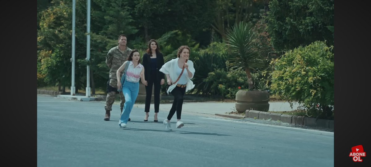 Shaden1Shaheen's tweet photo. #yader #denizbaysal #TolgaSarıtaş بحب هذا المشهد لأن هذا الثنائي يختلف عن بقية الثنائيات؛ لمت الآخرون يركضون ، كان "يافوز" يمشي بخطوات سريعة بينما بقيت داريا " في مكانها. هذا المشهد بين جدية ونضجهم وكمان بين خلال نظراتهما المتبادلة مدى اشتياق كل منهما للآخر، وهذا شيء مميز بكوبلهم 💚
