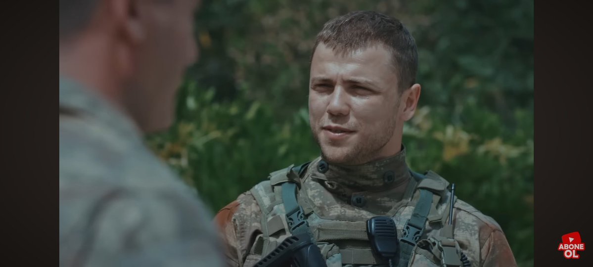 Shaden1Shaheen's tweet photo. #yader #denizbaysal #TolgaSarıtaş بحب هذا المشهد لأن هذا الثنائي يختلف عن بقية الثنائيات؛ لمت الآخرون يركضون ، كان "يافوز" يمشي بخطوات سريعة بينما بقيت داريا " في مكانها. هذا المشهد بين جدية ونضجهم وكمان بين خلال نظراتهما المتبادلة مدى اشتياق كل منهما للآخر، وهذا شيء مميز بكوبلهم 💚