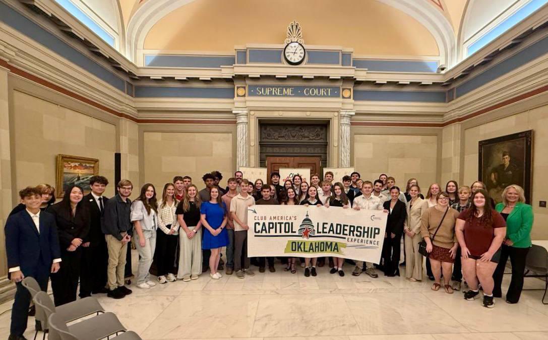 tpusastudents's tweet photo. The Club America Experience >

This morning, 40+ Oklahoma Club America Chapter Leaders took over the Capitol for an exclusive tour and a firsthand look at how our government works 🇺🇸🔥

Out of the classroom and into the action! 🗽🤩 https://t.co/LX1e2YHTPh