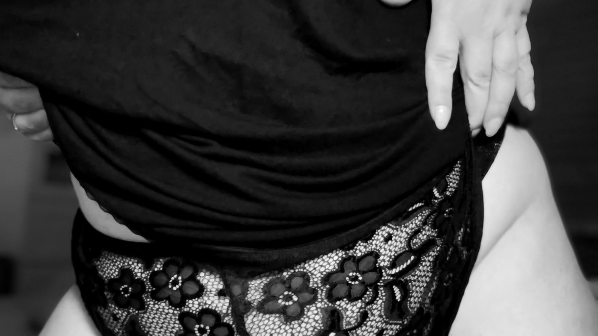 ladymissyy's tweet photo. Black 🖤 is always beautiful....
Ihr wisst wo ihr hin gehört, nicht wahr?
#findom #curvy #goddess https://t.co/ljTOqhAtBq