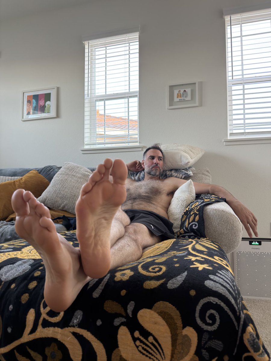 GiovanniPiedoni's tweet photo. A little R&amp;R before work. I still need that foot rub if anyone is interested? No? #gaymensfeet #gayfeet #gaysoles #gaytoes #piedigay #piesgay https://t.co/fobVyxZHXu