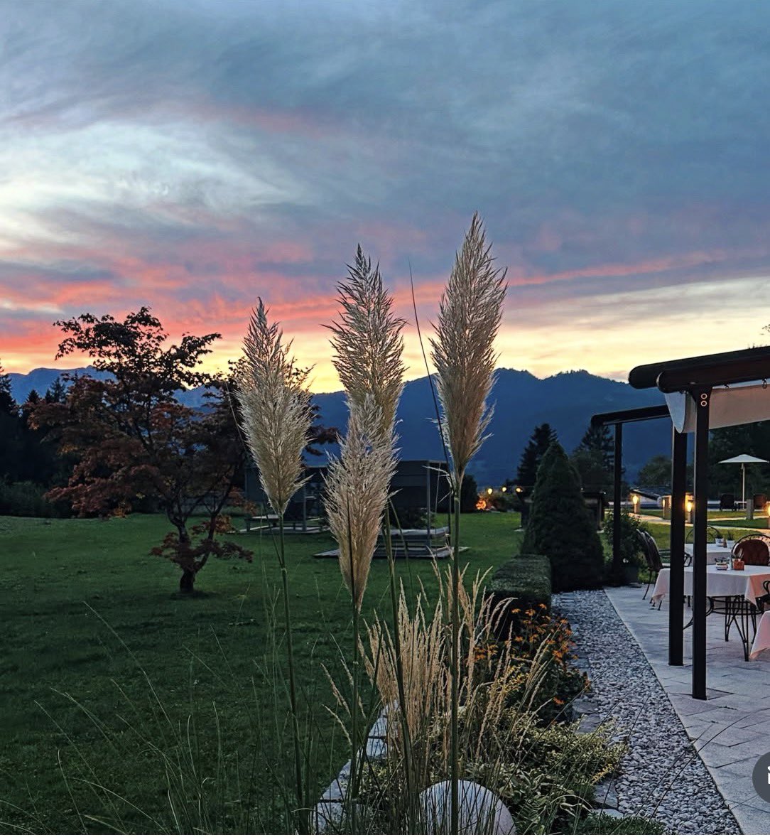 Hotel_Alpenhof's tweet photo. Die Steigerung von #Romantik? ❤️
Heißt bei uns: Alm- & Wellnesshotel Alpenhof. ✨
Oder was meint ihr? 🥰 https://t.co/JLFQc36WOf