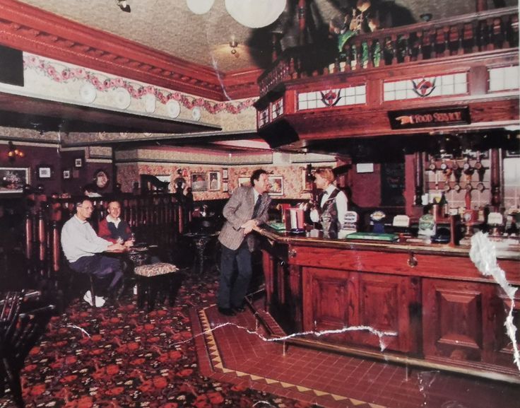 YesterdaysBrit1's tweet photo. It's almost the weekend.
And can you remember when smoking was permitted in pubs, no-one was screaming into a mobile telephone, drinks were affordable and the barman was smartly dressed? https://t.co/OJCF45KwMw