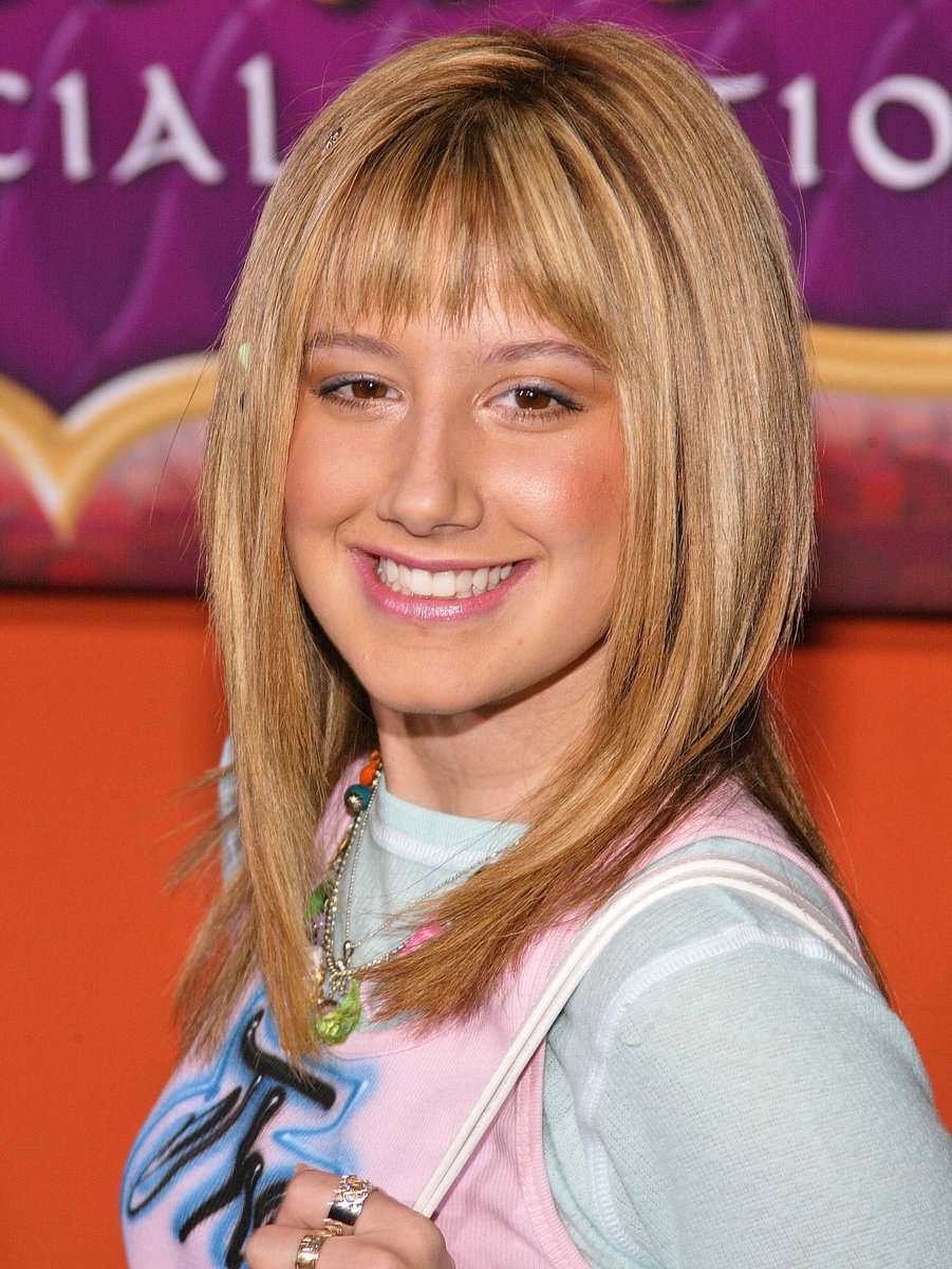 ThrowbackTisx's tweet photo. September 30th, 2004: Ashley Tisdale and Brenda Song attend the Aladdin 2-Disc Special Edition DVD Premiere in Hollywood, California https://t.co/TfzKanPOgC
