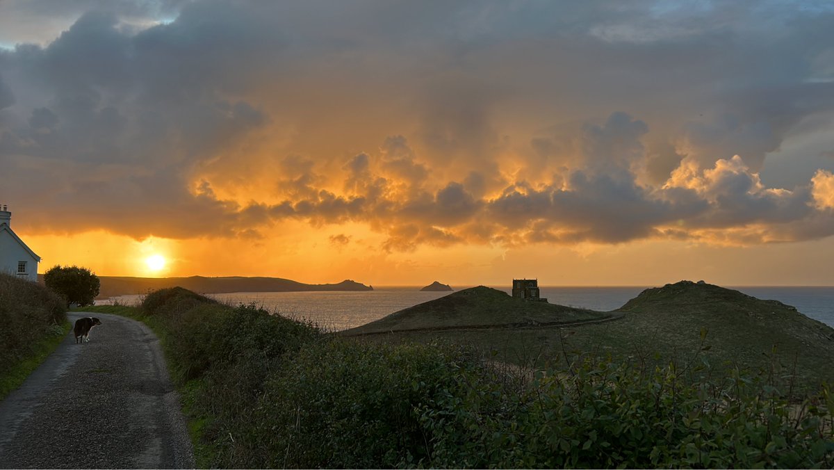 CliffsideKatie's tweet photo. Perfectly timed sunrises and sunsets this time of the year. Catching the last of todays rays 😎 #PortQuin #Doyden #sunset #itsadogslife https://t.co/6cSykUqWvH