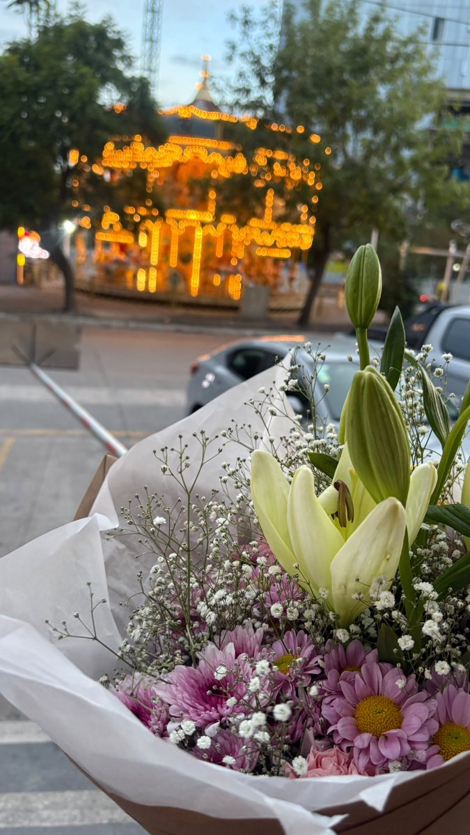 Andeerskt8's tweet photo. 💐 Nubes, claveles, azucenas, gerberas, crisantemos... https://t.co/fAOVaXim0u