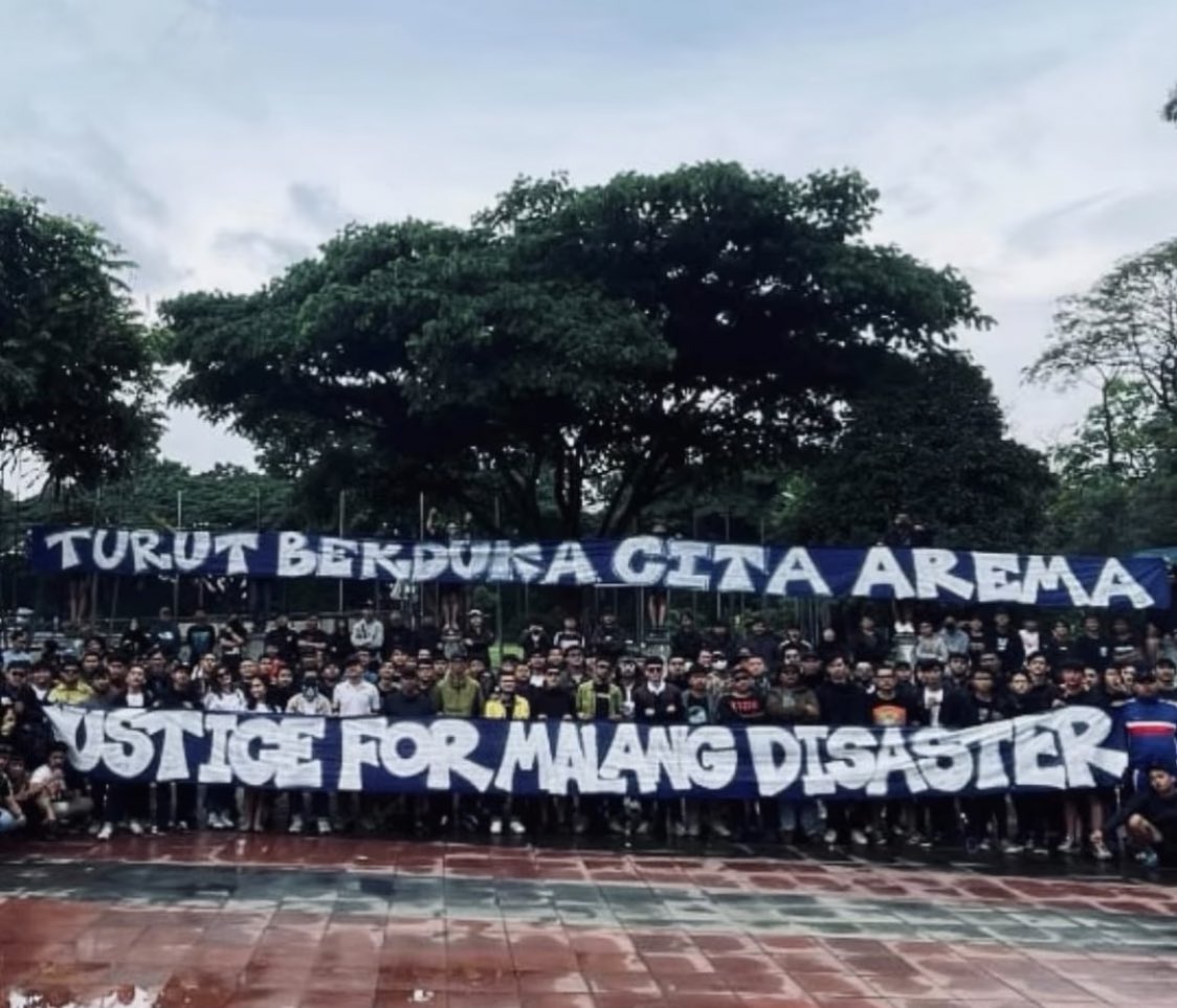 PRSBMOB's tweet photo. Harusnya banner ini untuk matchday persib, tapi malam itu mendengar kanjuruhan membara, gak mikir panjang anak-anak langsung bikin banner solidaritas utk kanjuruhan malam itu juga #menolaklupa https://t.co/lTa8wCxdlD