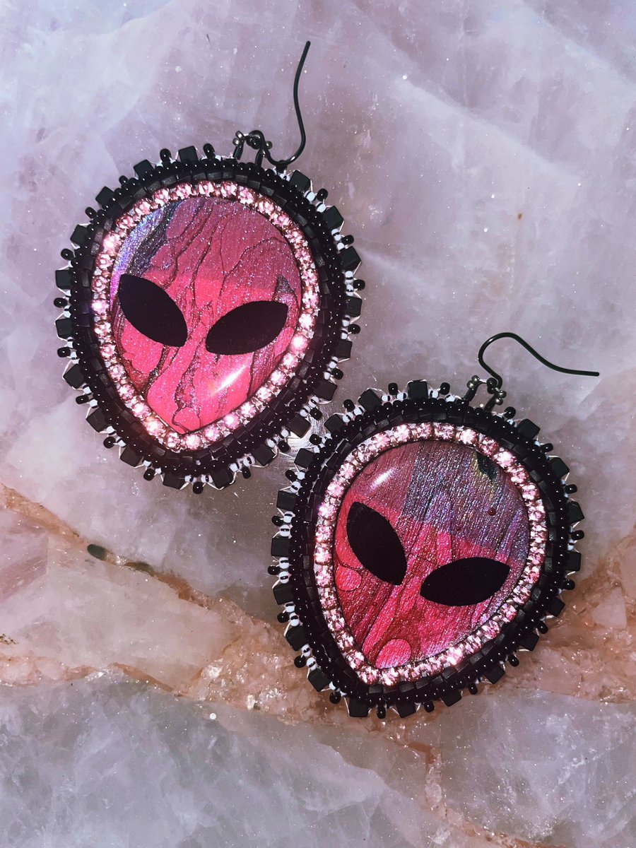 debanawen's tweet photo. Rent is due and I’m short. 

*a tale as old as colonization and capitalism*

I’m a single mom, full time professional and still cannot “life” w/o a side hustle. 

My beadwork keeps us housed. Every sale helps. BUY MY ART. Potawatomi made. 

https://t.co/hJW3DdOLl3 https://t.co/bcP5HiZKbd