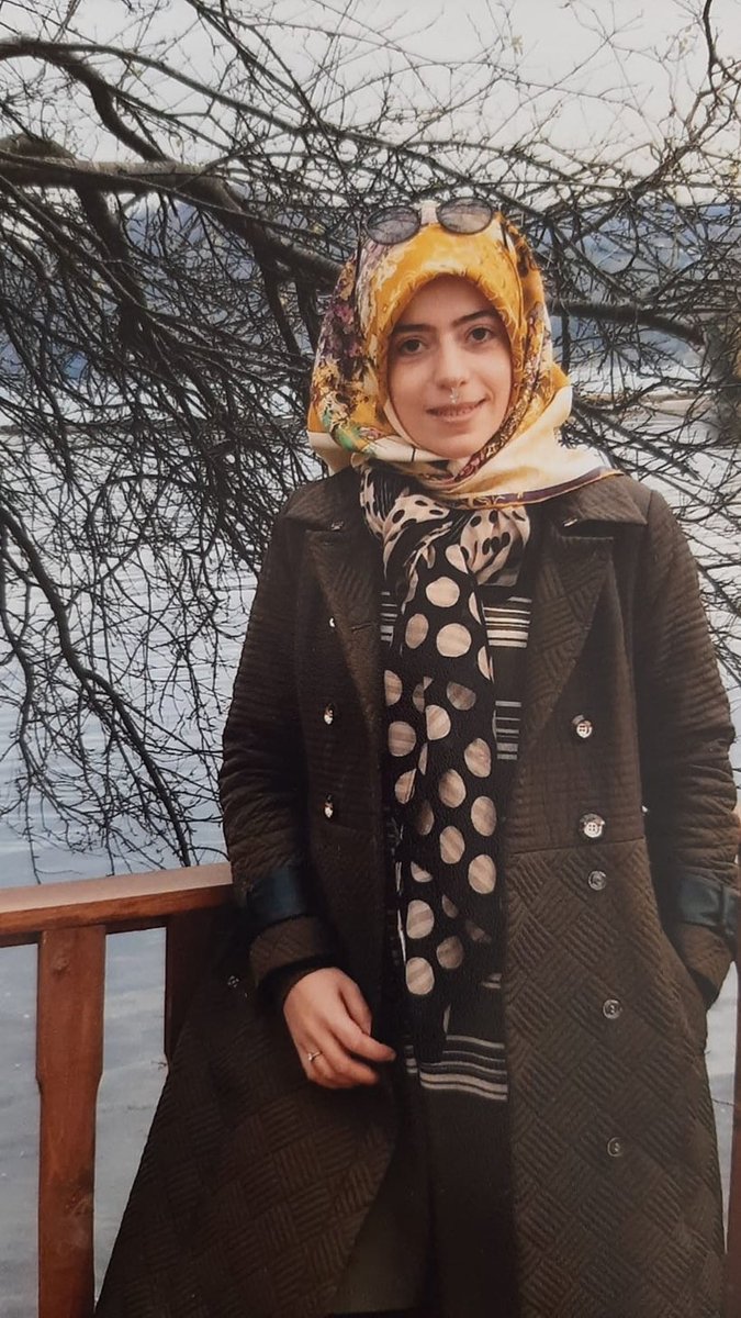 naftalanjaa_35's tweet photo. Kur’an hafızı öğretmen Nesrin Gençosman sadece 30 yaşındaydı.
İlaçları tam ve zamanında verilmedi.
11 Temmuz 2018’de Ordu Cezaevi’nde hayatını kaybetti.
Bir genç öğretmen daha sessizce toprağa verildi.

HerEmanet BirTanık

#TeraPortföyElKonulsun
#fonunakadar
#HalkınSesiAnaPara https://t.co/959cJbmJAC