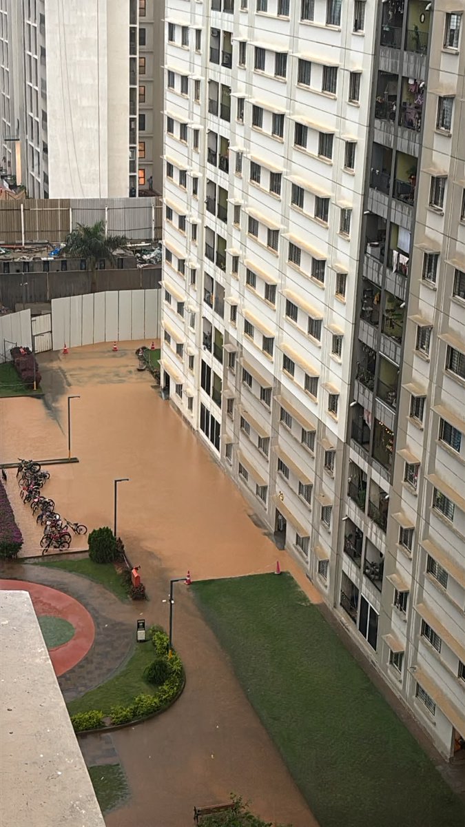 darpan4010's tweet photo. @SobhaLtd @pnc_menon @WFRising @BalagereConnect 
Pay crores for a SOBHA home, get a river view for free! 😡
This is NOT a lake, it's our internal road flooded due to Sobha's poorly managed labour colony.

#Sobha #SobhaDreamAcresExposed #NammaBengaluru #BengaluruRains
#RealEstate https://t.co/Ia2f5uTTHI