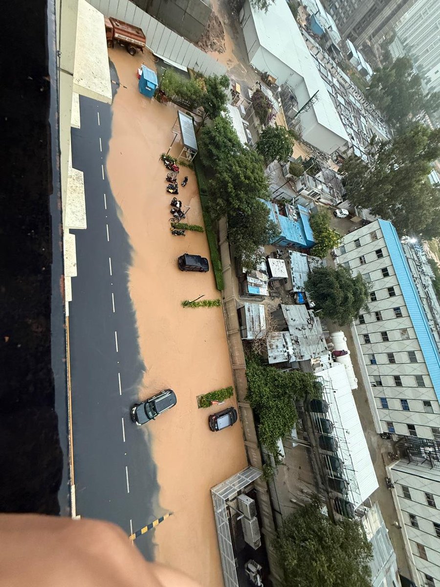 darpan4010's tweet photo. @SobhaLtd @pnc_menon @WFRising @BalagereConnect 
Pay crores for a SOBHA home, get a river view for free! 😡
This is NOT a lake, it's our internal road flooded due to Sobha's poorly managed labour colony.

#Sobha #SobhaDreamAcresExposed #NammaBengaluru #BengaluruRains
#RealEstate https://t.co/Ia2f5uTTHI