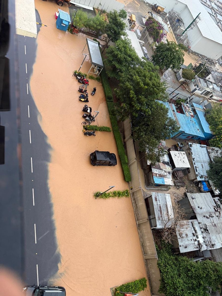 darpan4010's tweet photo. @SobhaLtd @pnc_menon @WFRising @BalagereConnect 
Pay crores for a SOBHA home, get a river view for free! 😡
This is NOT a lake, it's our internal road flooded due to Sobha's poorly managed labour colony.

#Sobha #SobhaDreamAcresExposed #NammaBengaluru #BengaluruRains
#RealEstate https://t.co/Ia2f5uTTHI