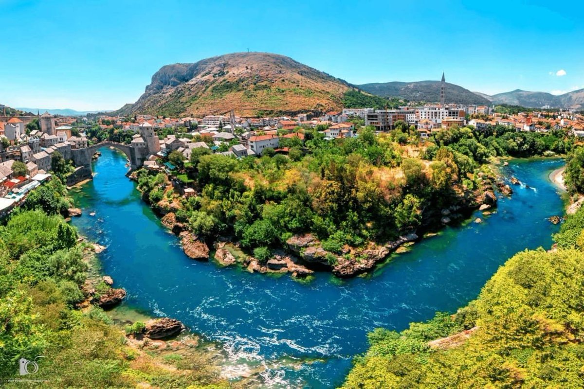 egqiod's tweet photo. Kafa uz šum Neretve, kaldrma Starog grada i pogled na Stari most koji oduzima dah.  Čarolija Hercegovine u svom najboljem izdanju! Da li ste već posjetili Mostar? ☕️
​#VisitMostar #BosniaAndHerzegovina https://t.co/WKHsBqQqSw