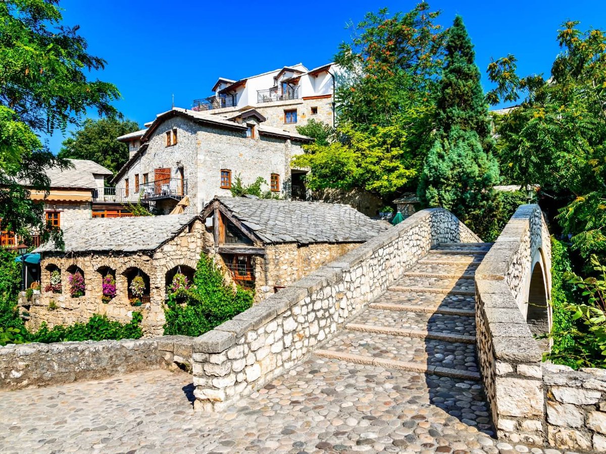 egqiod's tweet photo. Kafa uz šum Neretve, kaldrma Starog grada i pogled na Stari most koji oduzima dah.  Čarolija Hercegovine u svom najboljem izdanju! Da li ste već posjetili Mostar? ☕️
​#VisitMostar #BosniaAndHerzegovina https://t.co/WKHsBqQqSw