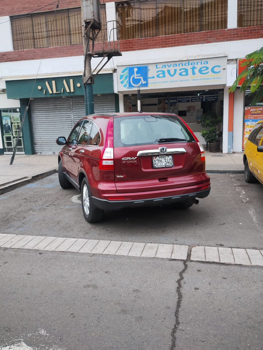 AratatEnr's tweet photo. La camioneta está estacionada en parqueo doble para uso sólo "preferencial" pero una señora no mayor se ha estacionado en diagonal ocupando los dos parqueos. Cuadra 5 de la calle Simón Salguero. 
😡😡 https://t.co/bSBu0ln7J0