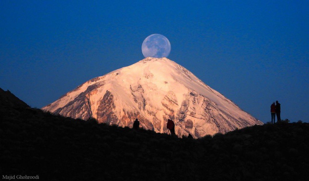 IranianPlateau's tweet photo. رام‌روز و مهر‌ماه، #مهرگان بزرگ، روز پیروزی فریدون بر ضحّاک در کوه دماوند، بر ایرانیان فرخنده باد. در اين‌روز فريدون به بيوراسب كه ضحاک خوانندش دست يافت؛ و در آخرين روز اين جشن، فريدون ضحاک را در كوه دماوند به ‌زندان انداخت و خلايق را از گزند او برهانيد.

عکس از @Majidxfuture https://t.co/jd557r5mhf