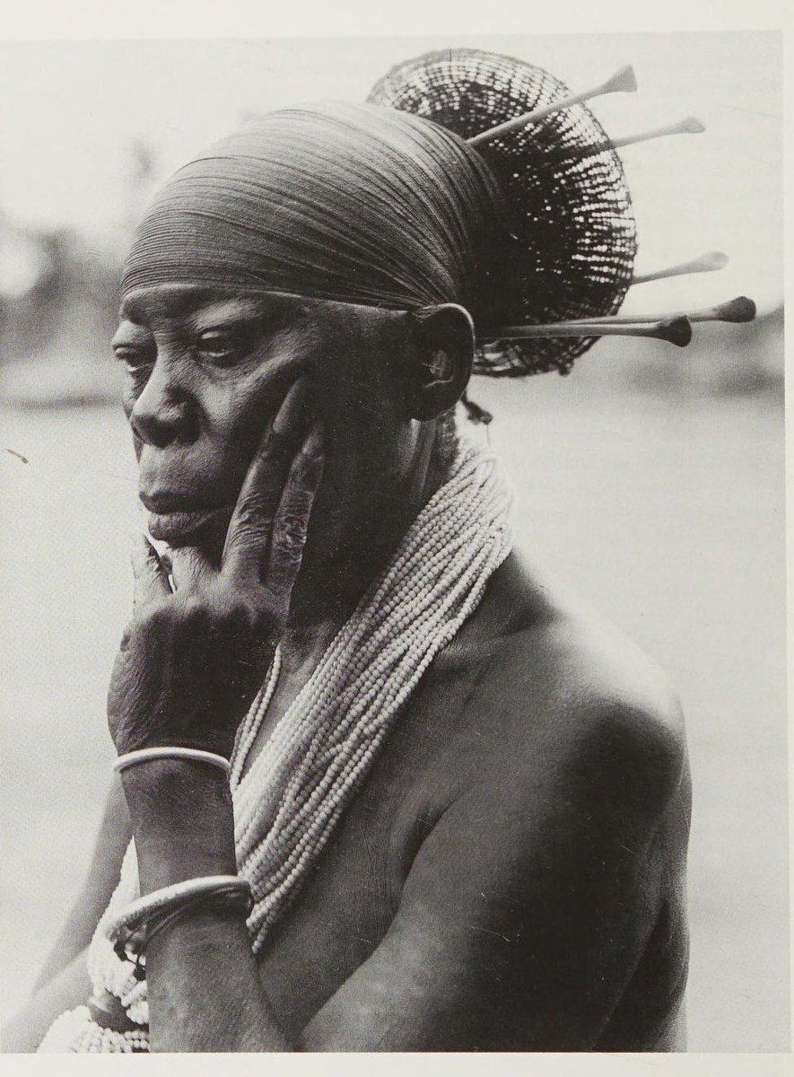 TIMELEXTRADTION's tweet photo. Mangbetu (Dem. Rep. of Congo). 

Queen Nenzima in her husband Chief Okondo's village, 1910

Long fingernails indicated high status and Queen Nenzima's gift of hers to Herbert Lang signified trust, since possession of part of a person's body conferred power on the owner. https://t.co/ehcBmKPBUQ
