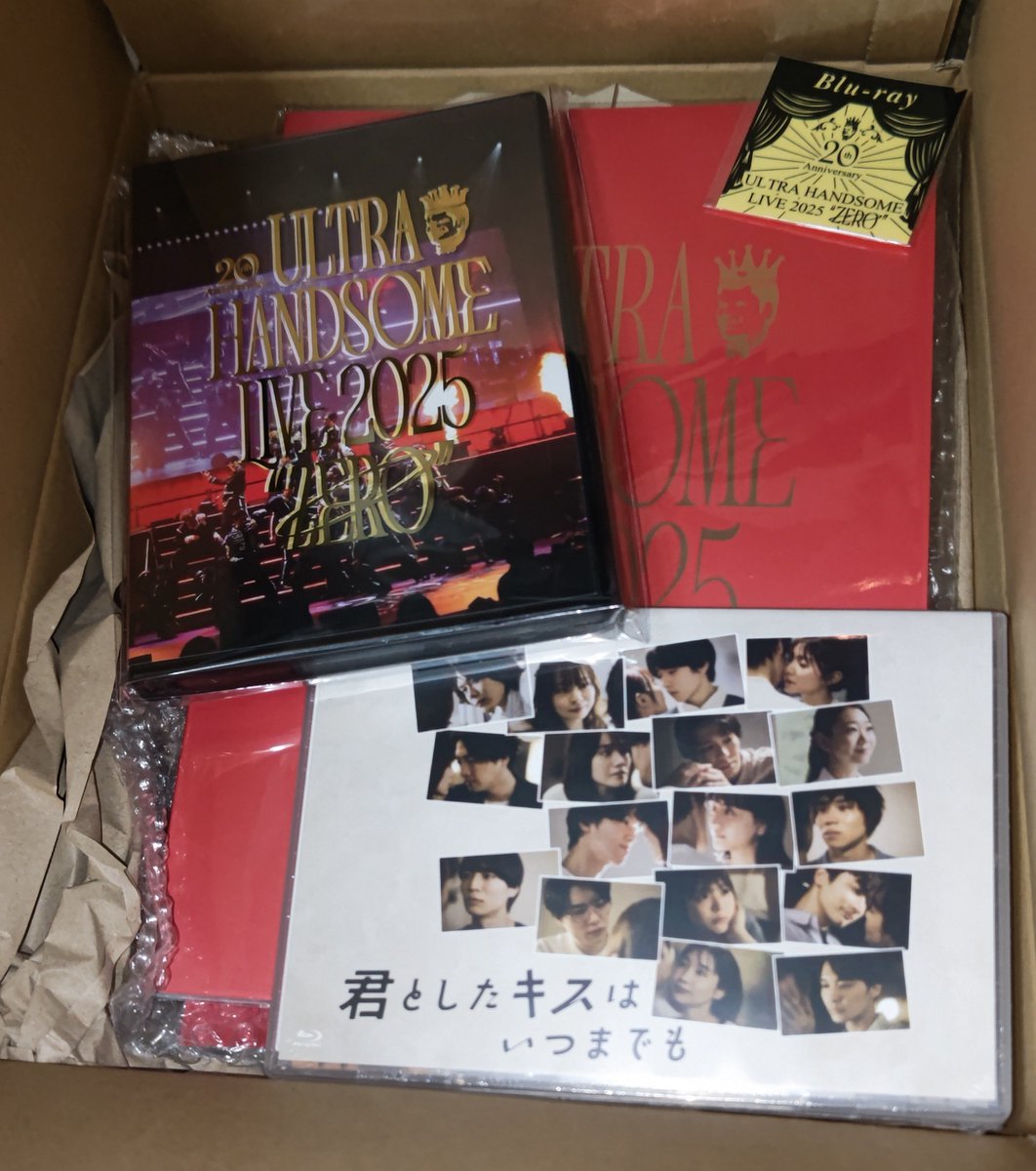ys_nchan's tweet photo. ハンサム届いた😭
ひとまずライブの本編だけずっと見てるんだけど、気付いたらこの時間ww
明日も普通に会社ですけど、大丈夫そですかね？w https://t.co/15eiAvOGG6