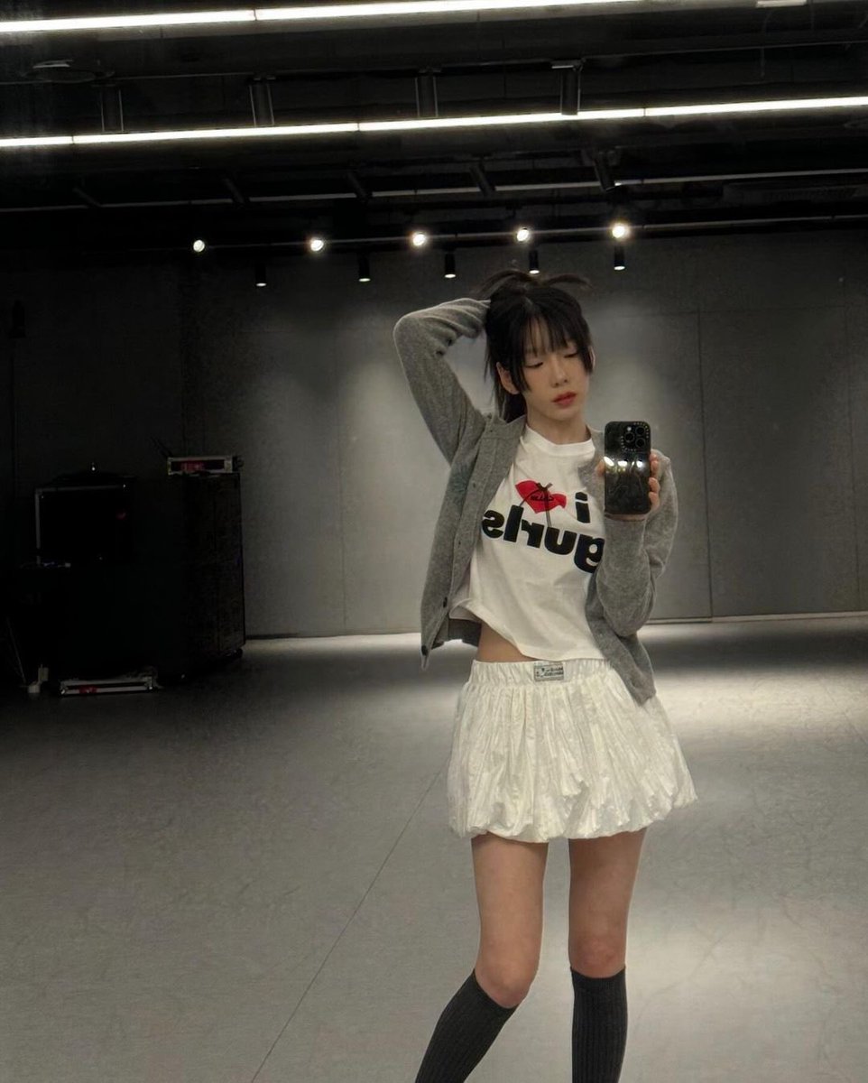 JIEUNTAEYEON's tweet photo. algumas pessoas estão indagando o porquê de “discutir” a sexualidade da taeyeon sendo que tudo é com base no que ELA mostrou e falou ao longo dos anos, e não por causa de rumor ou sasaeng. reconhecer as coisas que ELA decidiu compartilhar publicamente é aceitar quem ela é https://t.co/rvV2vFEeXk
