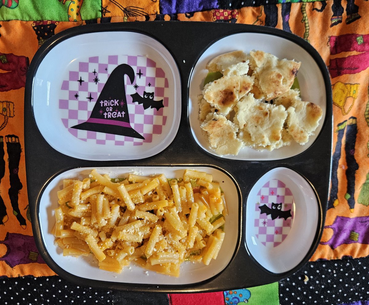 pumpkinnuggie's tweet photo. Lunch ☆ 300ish cals left over mac and cheese and naan bread <3 https://t.co/6GQdjFhQzI