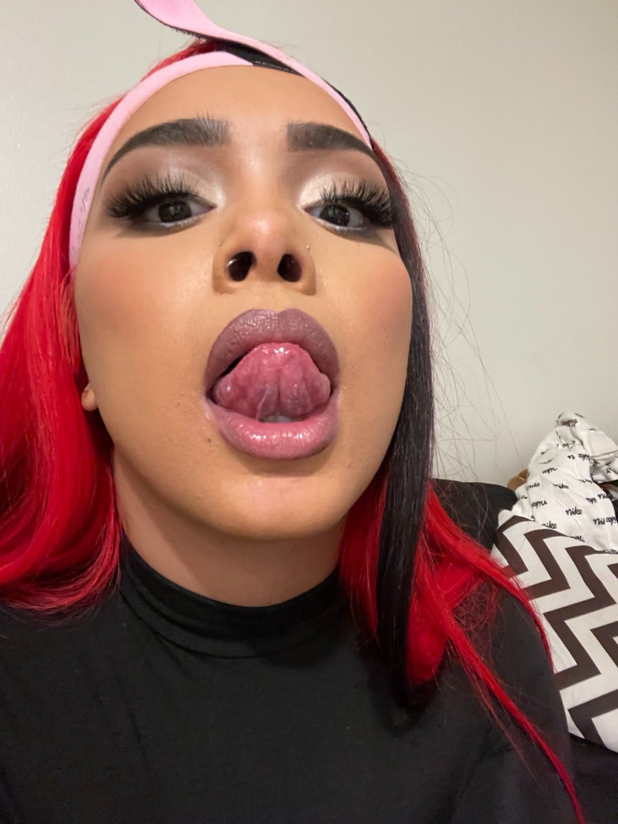 aaliyasaurus's tweet photo. let me give you a lick https://t.co/TLKHDmq6CZ
