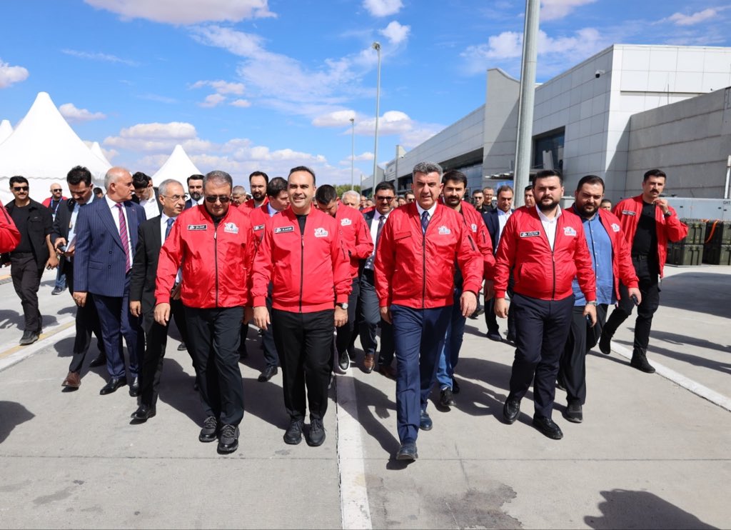 akgencliksurfa's tweet photo. Tarihin sıfır noktasından geleceğin gökyüzüne uzanan teknoloji heyecanı Şanlıurfa’mızda 🚀🇹🇷

TEKNOFEST Yönetim Kurulu Başkanı Sayın @Selcuk , Sanayi ve Teknoloji Bakanımız Sayın @mfatihkacir, 
İl Başkanımız, Milletvekillerimiz, Teşkilatımız ve kıymetli hemşehrilerimizle birlikte TEKNOFEST GÜNEYDOĞU’nun coşkusuna ortak oluyoruz! 🔥

4 Ekim’e kadar Şanlıurfa GAP Havalimanı’nda sürecek bu büyük teknoloji buluşmasına tüm gençlerimizi, hemşehrilerimizi ve aziz milletimizi bekliyoruz! ✈️🚀

#TeknofestGüneydoğu #TEKNOFEST #TeknofestŞanlıurfa

@avyusufibis @bybekirbozdag @osmannazlier @milhamigunbegi @fatihseyrekk @furkankucukk_ @teknofest @T3Vakfi