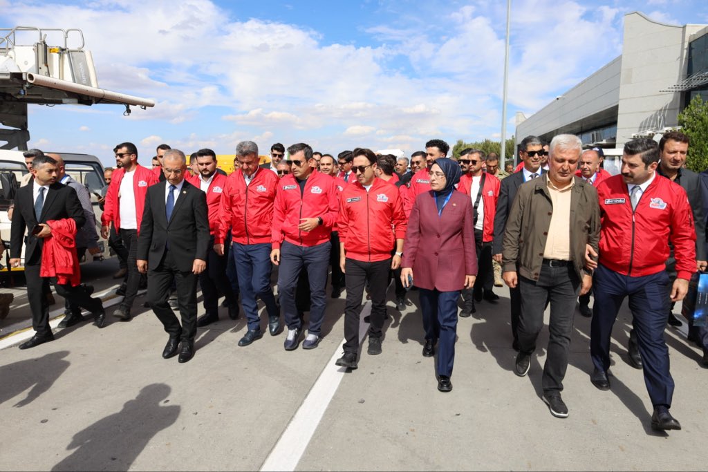 akgencliksurfa's tweet photo. Tarihin sıfır noktasından geleceğin gökyüzüne uzanan teknoloji heyecanı Şanlıurfa’mızda 🚀🇹🇷

TEKNOFEST Yönetim Kurulu Başkanı Sayın @Selcuk , Sanayi ve Teknoloji Bakanımız Sayın @mfatihkacir, 
İl Başkanımız, Milletvekillerimiz, Teşkilatımız ve kıymetli hemşehrilerimizle birlikte TEKNOFEST GÜNEYDOĞU’nun coşkusuna ortak oluyoruz! 🔥

4 Ekim’e kadar Şanlıurfa GAP Havalimanı’nda sürecek bu büyük teknoloji buluşmasına tüm gençlerimizi, hemşehrilerimizi ve aziz milletimizi bekliyoruz! ✈️🚀

#TeknofestGüneydoğu #TEKNOFEST #TeknofestŞanlıurfa

@avyusufibis @bybekirbozdag @osmannazlier @milhamigunbegi @fatihseyrekk @furkankucukk_ @teknofest @T3Vakfi