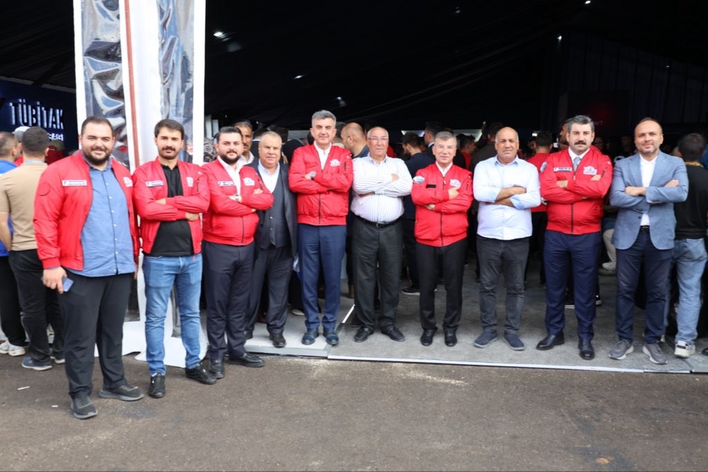 akgencliksurfa's tweet photo. Tarihin sıfır noktasından geleceğin gökyüzüne uzanan teknoloji heyecanı Şanlıurfa’mızda 🚀🇹🇷

TEKNOFEST Yönetim Kurulu Başkanı Sayın @Selcuk , Sanayi ve Teknoloji Bakanımız Sayın @mfatihkacir, 
İl Başkanımız, Milletvekillerimiz, Teşkilatımız ve kıymetli hemşehrilerimizle birlikte TEKNOFEST GÜNEYDOĞU’nun coşkusuna ortak oluyoruz! 🔥

4 Ekim’e kadar Şanlıurfa GAP Havalimanı’nda sürecek bu büyük teknoloji buluşmasına tüm gençlerimizi, hemşehrilerimizi ve aziz milletimizi bekliyoruz! ✈️🚀

#TeknofestGüneydoğu #TEKNOFEST #TeknofestŞanlıurfa

@avyusufibis @bybekirbozdag @osmannazlier @milhamigunbegi @fatihseyrekk @furkankucukk_ @teknofest @T3Vakfi