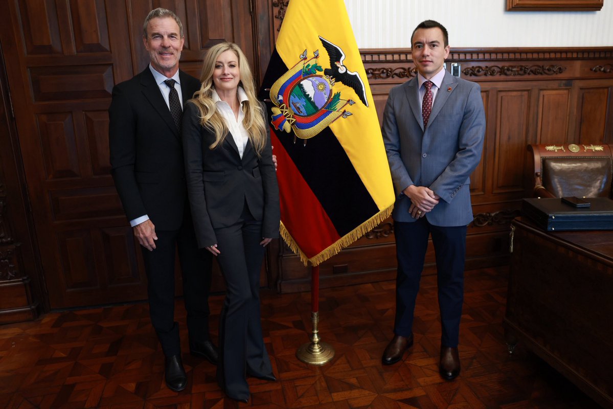 Presidencia_Ec's tweet photo. El presidente @DanielNoboaOk mantuvo una reunión de trabajo con el principal accionista de Splendor, David Couch, quien apuesta por Ecuador, posicionando al país como un gran aliado para invertir, con diferentes oportunidades económicas de crecimiento. https://t.co/PHUc5MW3ys