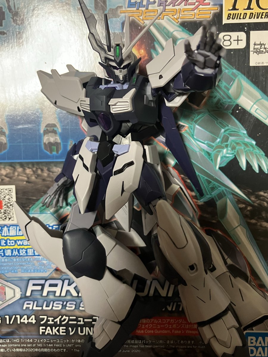 ginmu_uc's tweet photo. どうせ作ったついでなのでスミ入れしてみる

最初はνガンダムの偽物感あったけど説明書の見本通り黒多めの所を潰して行くとこれは偽物なのか…？

どっちかと言うとお化けのνガンダム

#ガンプラ https://t.co/wTHlT4ih2H