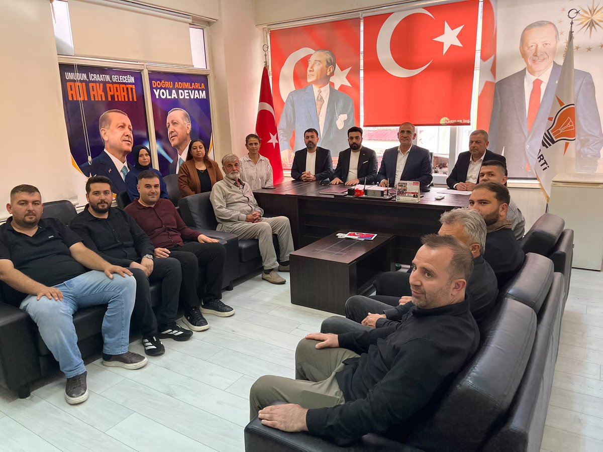 kasimpamuk's tweet photo. Feke  ilçemizde üç kademe teşkilat toplantımızı il teşkilat başkan yard. Sn @omercelik83 , Sn @Kenanozbey0 katılımlarıyla gerçekleştirdik.
Ardından ilçe başkanımız Sn @vahittodil başkanlığında ana kademe kadın ve gençlik kolları yönetimi ve d4 merkez mahalle yönetimi il toplandık https://t.co/p71BGrCm8B