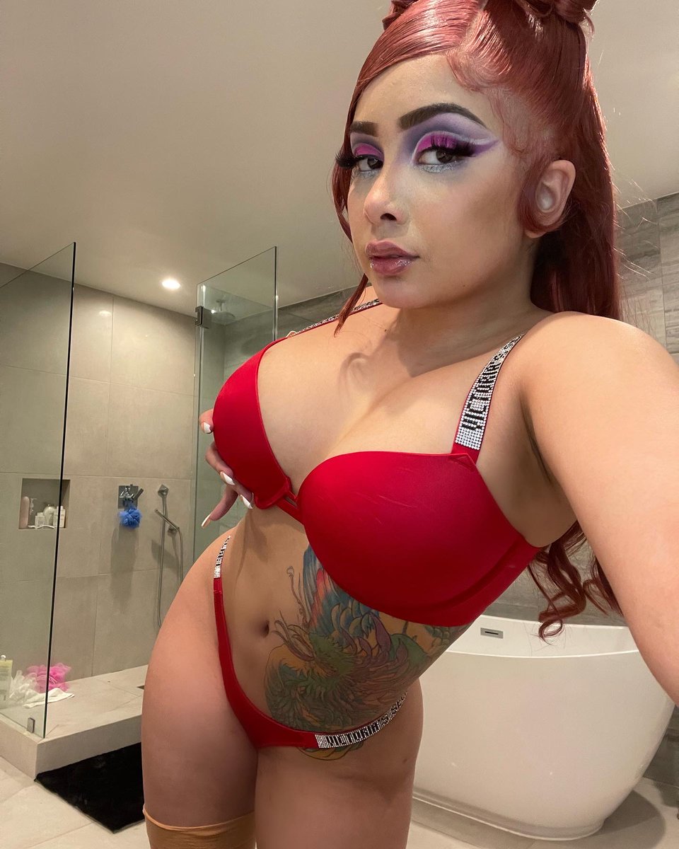aaliyasaurus's tweet photo. do you like red on me? https://t.co/MaJtzZ2pUK
