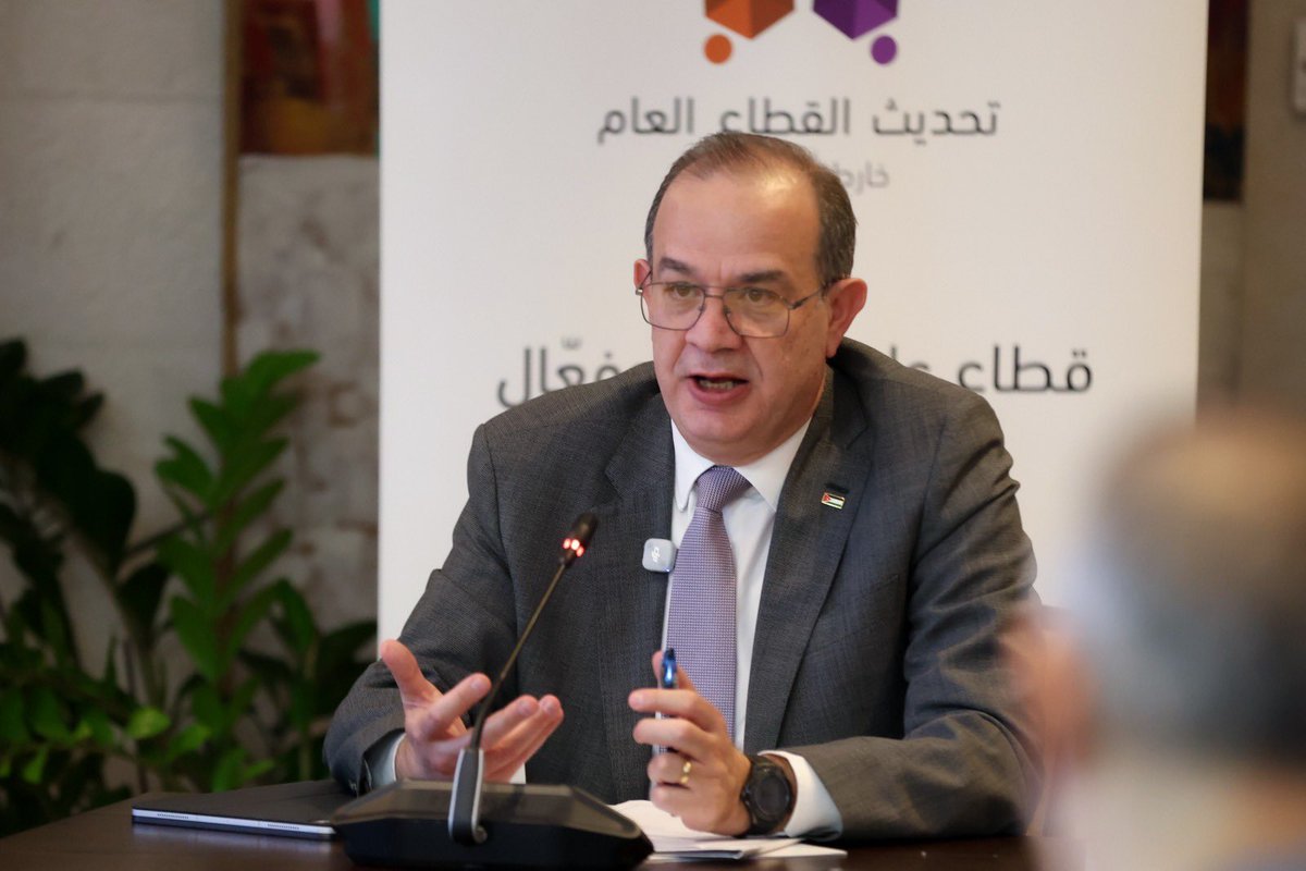 SamiSmeirat's tweet photo. ناقشنا اليوم مع الأمناء والمدراء العامين في الوزارات والمؤسسات الحكومية آليات تنفيذ قرار مجلس الوزراء برفع مؤشر الحكومة اللاورقية بما لا يقل عن 20% خلال 12 شهرًا.

نبدأ من نسبة 58% كخط أساس، ونعمل على تسريع التحول الرقمي في إجراءات العمل الحكومية، وتوسيع استخدام المراسلات والتوقيع والأرشفة الرقمية، وتعزيز تكامل الأنظمة وتبادل البيانات.

التحول الرقمي في مؤسساتنا الحكومية مستمر، والمرحلة المقبلة تتطلب سرعة أكبر في التنفيذ وقياسًا واضحًا للنتائج