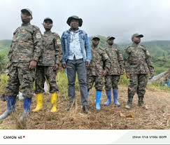 YNdjoli's tweet photo. A gauche les Wazalendos, curieusement ils portent les même bottes que celui qui a décidé de mettre fin à la vie d'un congolais et à droite l'armée révolutionnaire #ARC. Merci pour cette vidéo , nous allons l'archiver. https://t.co/KFzVdXzOuB